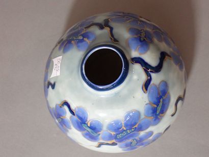 Camille THARAUD (1878-1956). Vase en porcelaine...