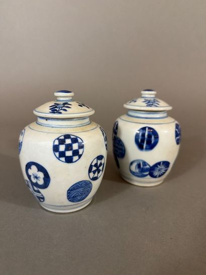 Paire de petits pots couverts en porcelaine...