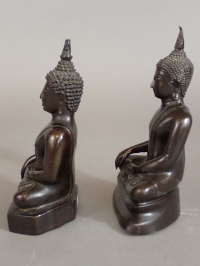 Thaïlande, Xxe siècle. Deux Bouddha en bronze...