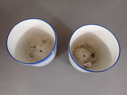 Paire de cache pots en porcelaine à décor...