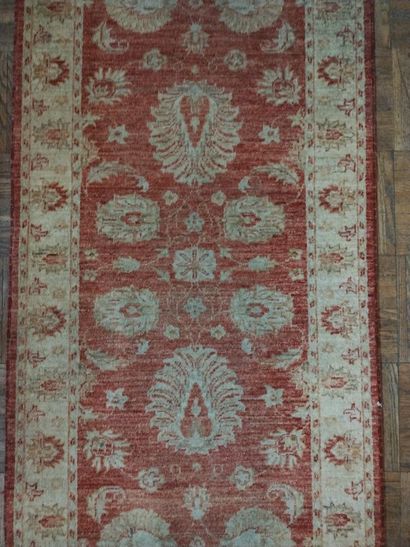 ***TAPIS Galerie en laine dans les tons rouges...
