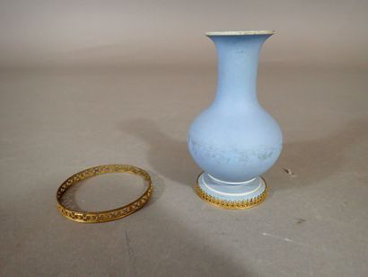 WEDGWOOD, Petit vase pansu en biscuit orné...