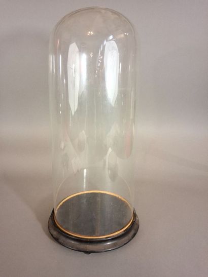Globe rond en verre, socle en bois noirci....