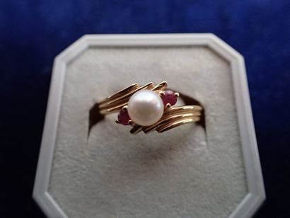 Bague en métal doré centrée d'une perle de...