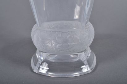 J.G. DURAND - France. Grand vase en cristal...