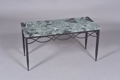 Table basse reposant sur un piètement en...