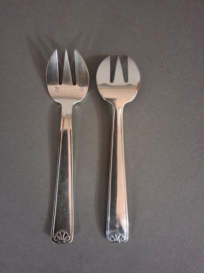 Lot de douze couteaux de table et douze couteaux...