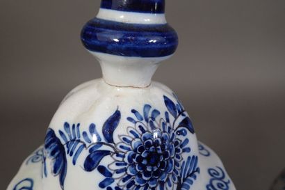 DELFT paire de pots couverts en faïence blanc...