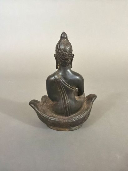Bouddha assis, petit sujet en bronze patiné,...