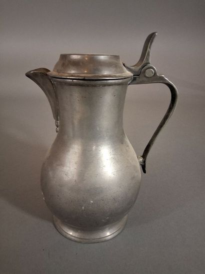 Chope en étain, cachets au revers (haut....