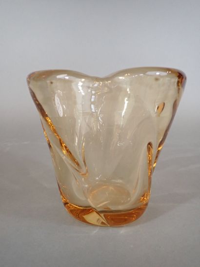 DAUM, Nancy, France. Vase en verre moulé...