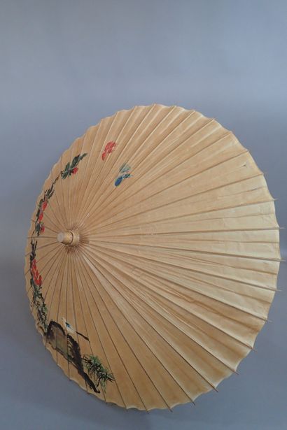 ***ASIE, Grande ombrelle en bambou et papier...