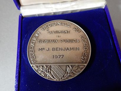 ***Ensemble comprenant : Médaille Française...
