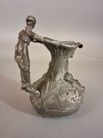 H. HUPPE - Pichet/vase en étain, anse à décor...