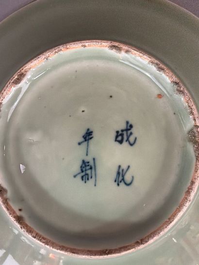 Ensemble de trois assiettes en porcelaine...