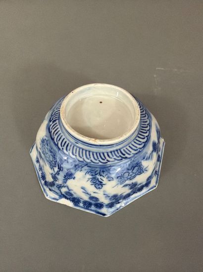 ASIE - Bol en porcelaine blanc bleu de forme...