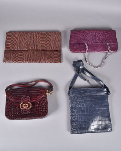 ANONYME. Petit sac en cuir bordeaux façon...