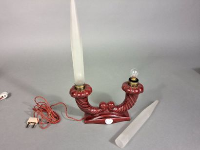 Paire de lampes en faience émaillée rouge...