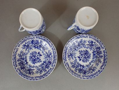 Paire de tasses et sous-tasses en porcelaine...