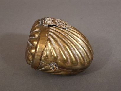 Boite en métal à décor de coquilles, le fermoir...