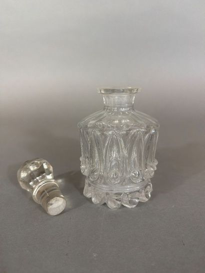 Flacon en cristal moulé pressé à décor en...