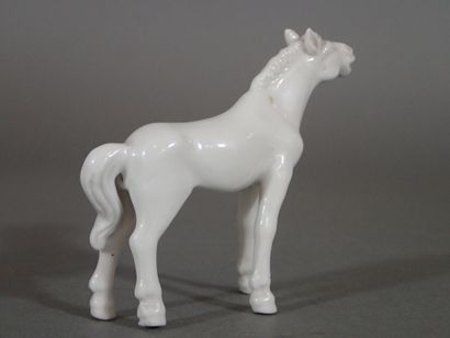 Paire de chevaux en porcelaine blanche, l'un...