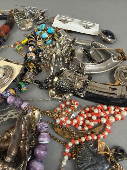 Lot de bijoux fantaisie comprenant collier,...