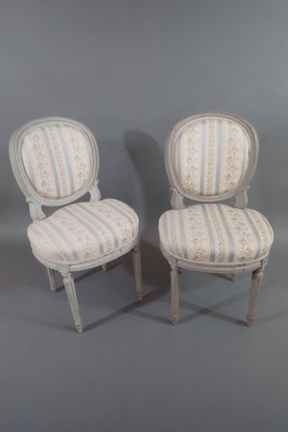 Ensemble de quatre chaises en bois rechampi...