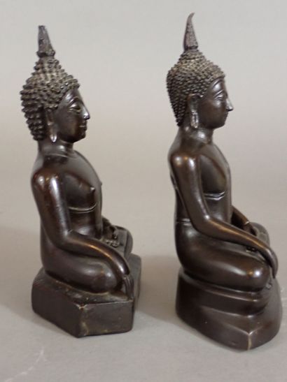 Thaïlande, Xxe siècle. Deux Bouddha en bronze...