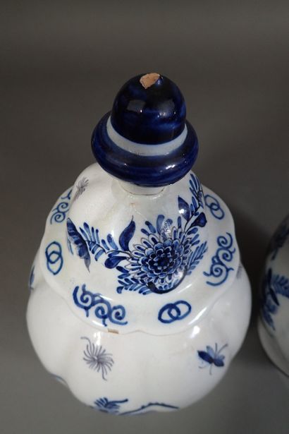 DELFT paire de pots couverts en faïence blanc...