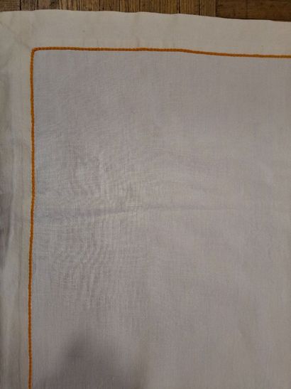 Nappe et 12 serviettes en coton blanc, brodé...