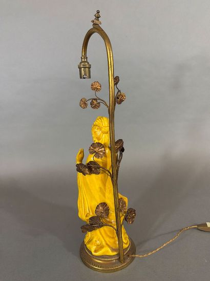 Pied de lampe à décor asiatique (figure de...