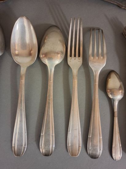 Partie de ménagère en métal argenté, modèle...
