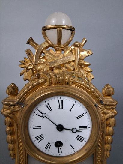 Petite pendule en régule doré de style bellifontain,...