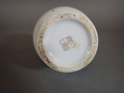 Vase piriforme à deux anses en porcelaine...