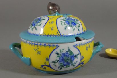 GIRAUD à Limoges. Sucrier couvert en porcelaine...