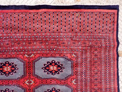 Tapis d'Orient en laine à décor stylisé dans...
