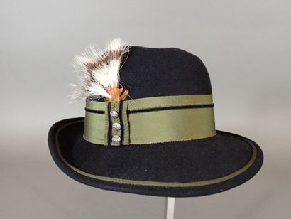 Chapeau de femme en feutre bleu-marine, galon/...