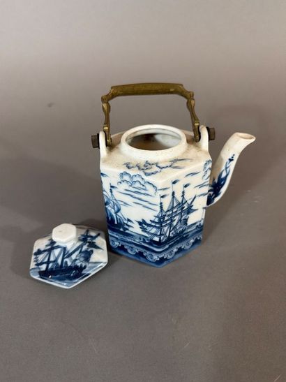 Paire de petits pots couverts en porcelaine...