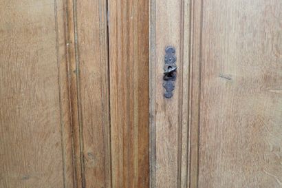 Armoire en chêne mouluré ouvrant à deux vantaux...