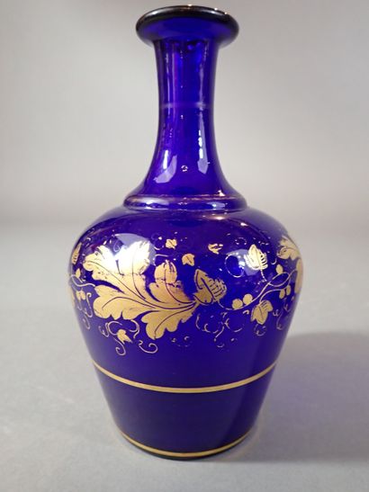 Service de nuit en verre bleu cobalt, comprenant...