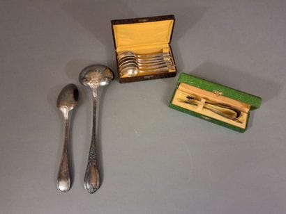Lot comprenant : six cuillères à café en...