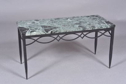 Table basse reposant sur un piètement en...
