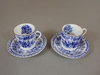 Paire de tasses et sous-tasses en porcelaine...