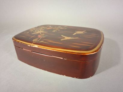 JAPON, Grande boîte en laque à décor d'oiseaux...