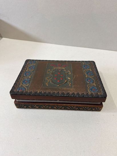 Boîte gainée de cuir à décor d’un blason...