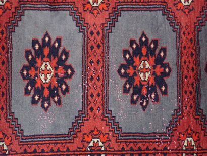 Tapis d'Orient en laine à décor stylisé dans...