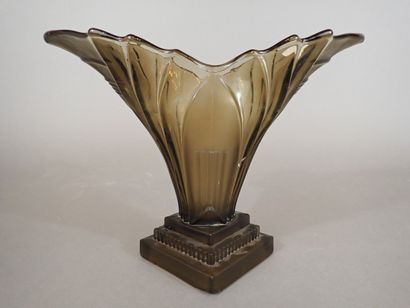 Vase en verre marron-vert en partie opacifié...