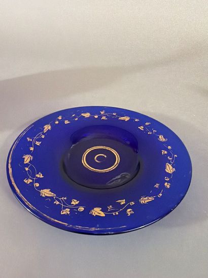 Service de nuit en verre bleu cobalt, comprenant...