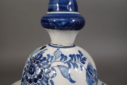 DELFT paire de pots couverts en faïence blanc...